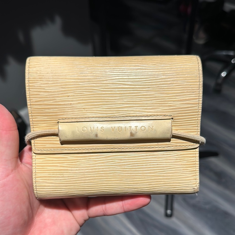 Louis Vuitton Beige Women's Cardholder / Passport